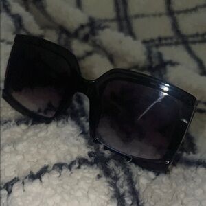 Chic Black Oversized Sunglasses